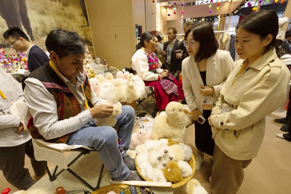 2023年11月7日，秘魯羊駝毛制品手藝人馬馬尼大叔在中國上海舉辦的第六屆進(jìn)博會上展示羊駝玩偶制作工藝。秘魯特色羊駝毛制品連續(xù)六屆在進(jìn)博會上亮相，收獲大量訂單。進(jìn)博會大舞臺讓秘魯傳統(tǒng)手藝人有了更廣闊的發(fā)展空間。