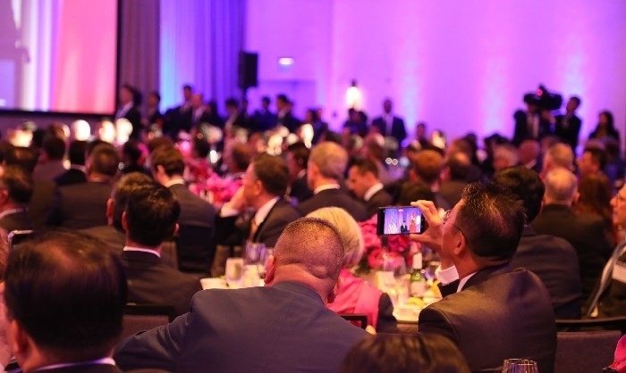 當(dāng)?shù)貢r間11月15日晚，國家主席習(xí)近平在美國舊金山出席美國友好團(tuán)體聯(lián)合舉行的歡迎宴會。在熱烈的掌聲中，習(xí)近平發(fā)表重要演講。圖為參加晚宴人士認(rèn)真聆聽演講。人民日報記者 李志偉 攝