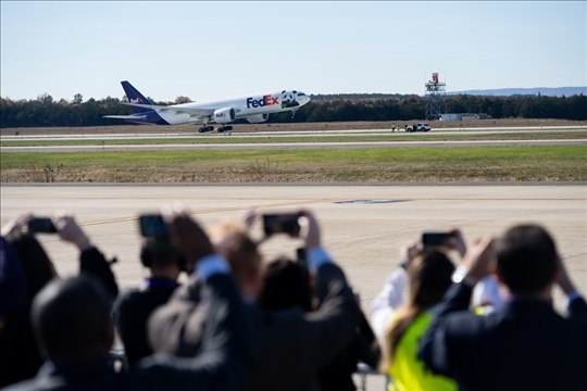 2023年11月8日，運送大熊貓的專機(jī)從美國弗吉尼亞州的華盛頓杜勒斯國際機(jī)場起飛。旅居美國的大熊貓“美香”“添添”和它們在華盛頓出生并長大的雄性幼崽“小奇跡”當(dāng)天啟程返回中國。新華社記者 劉杰攝