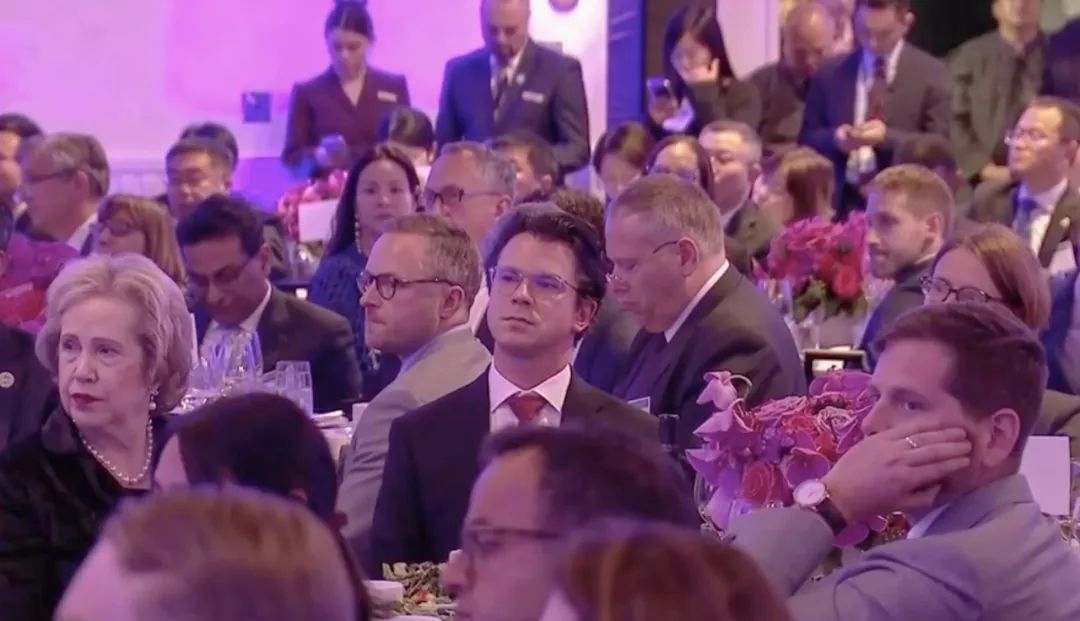 △當(dāng)?shù)貢r(shí)間11月15日晚，習(xí)近平主席在美國友好團(tuán)體聯(lián)合歡迎宴會上發(fā)表演講。圖為參加宴會的人士認(rèn)真聆聽演講。