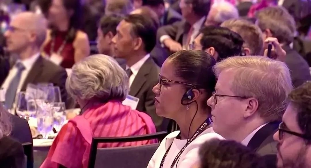 △參加宴會的人士認(rèn)真聆聽演講。