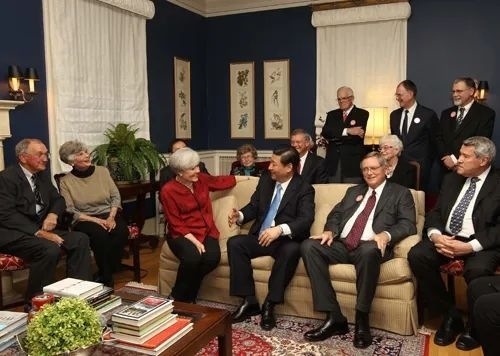 △2012年2月15日，習(xí)近平在前艾奧瓦州友好省州委員會委員蘭蒂夫人（左三）的家中回憶1985年訪問該地時(shí)的情景。