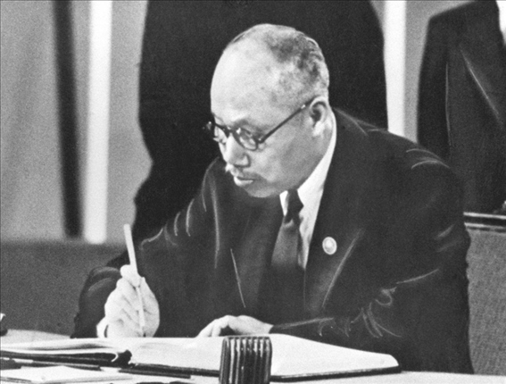 董必武在《聯(lián)合國憲章》上簽名。新華社發(fā)