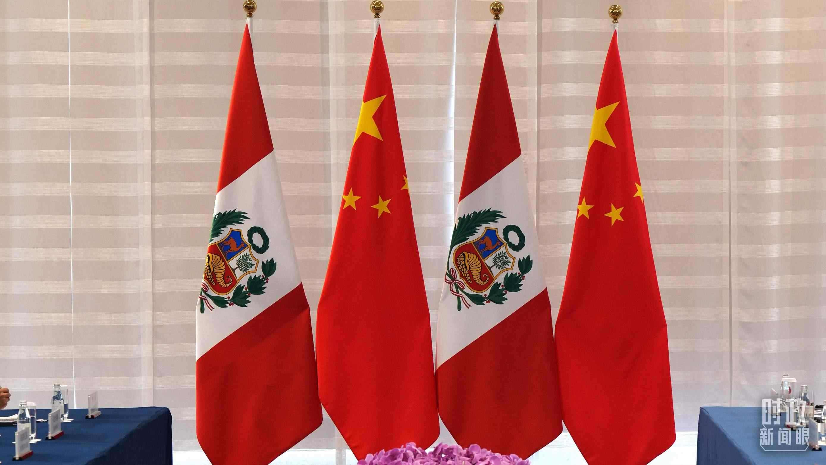 △會談現(xiàn)場的中秘兩國國旗。（總臺國廣記者李晉拍攝）