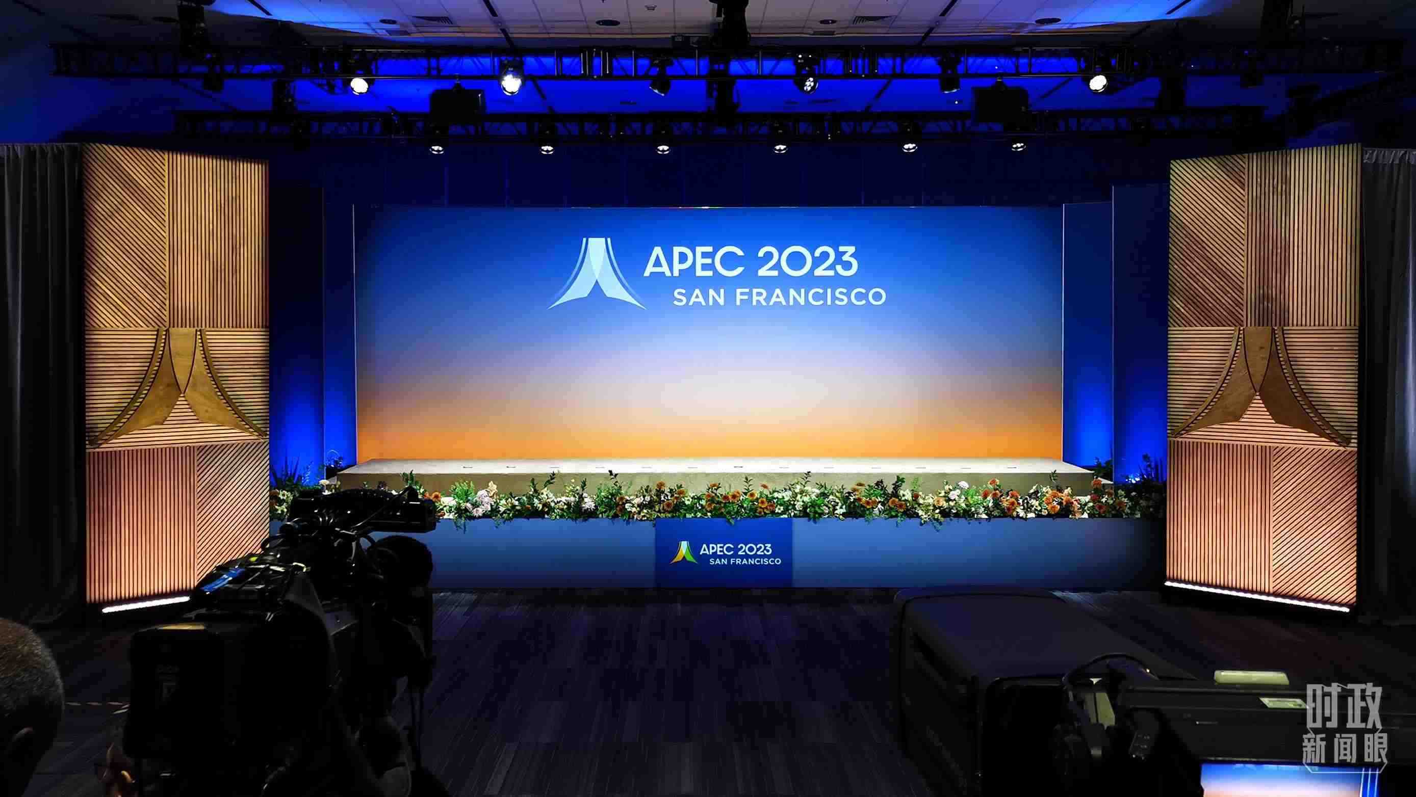 △16日，APEC領(lǐng)導(dǎo)人同東道主嘉賓在對話會前集體合影，圖為記者們在等待合影開始。（總臺央視記者石偉明拍攝）