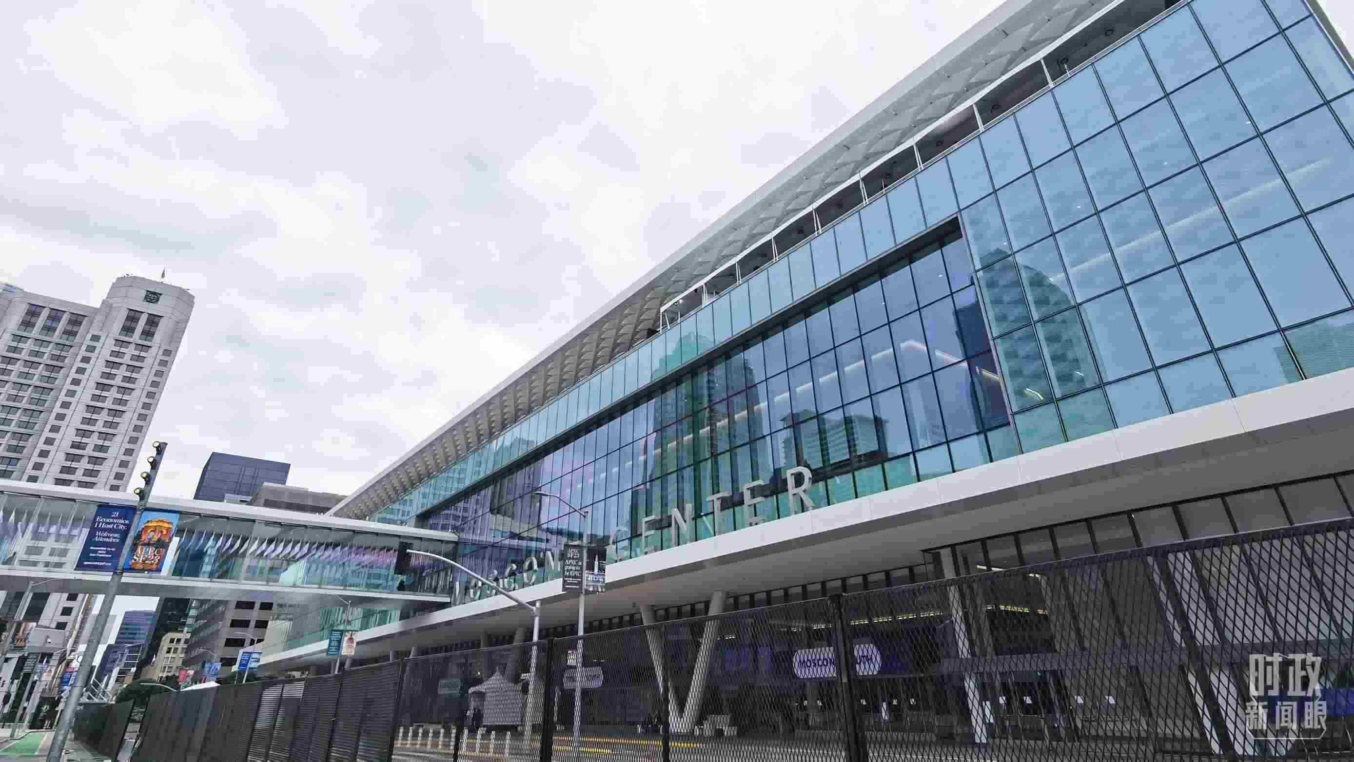 △美國舊金山，莫斯康中心，APEC第三十次領(lǐng)導(dǎo)人非正式會議在這里舉行。（總臺央視記者曹亞星拍攝）