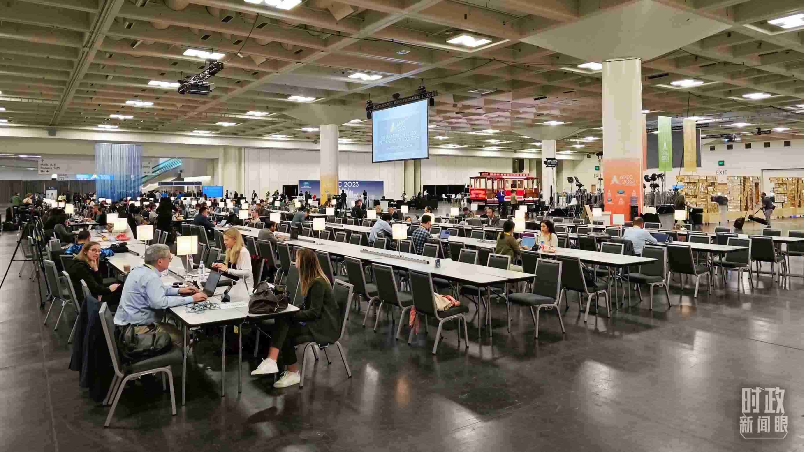 △APEC會議國際媒體中心，各國記者正在工作。（總臺央視記者王哈男拍攝）