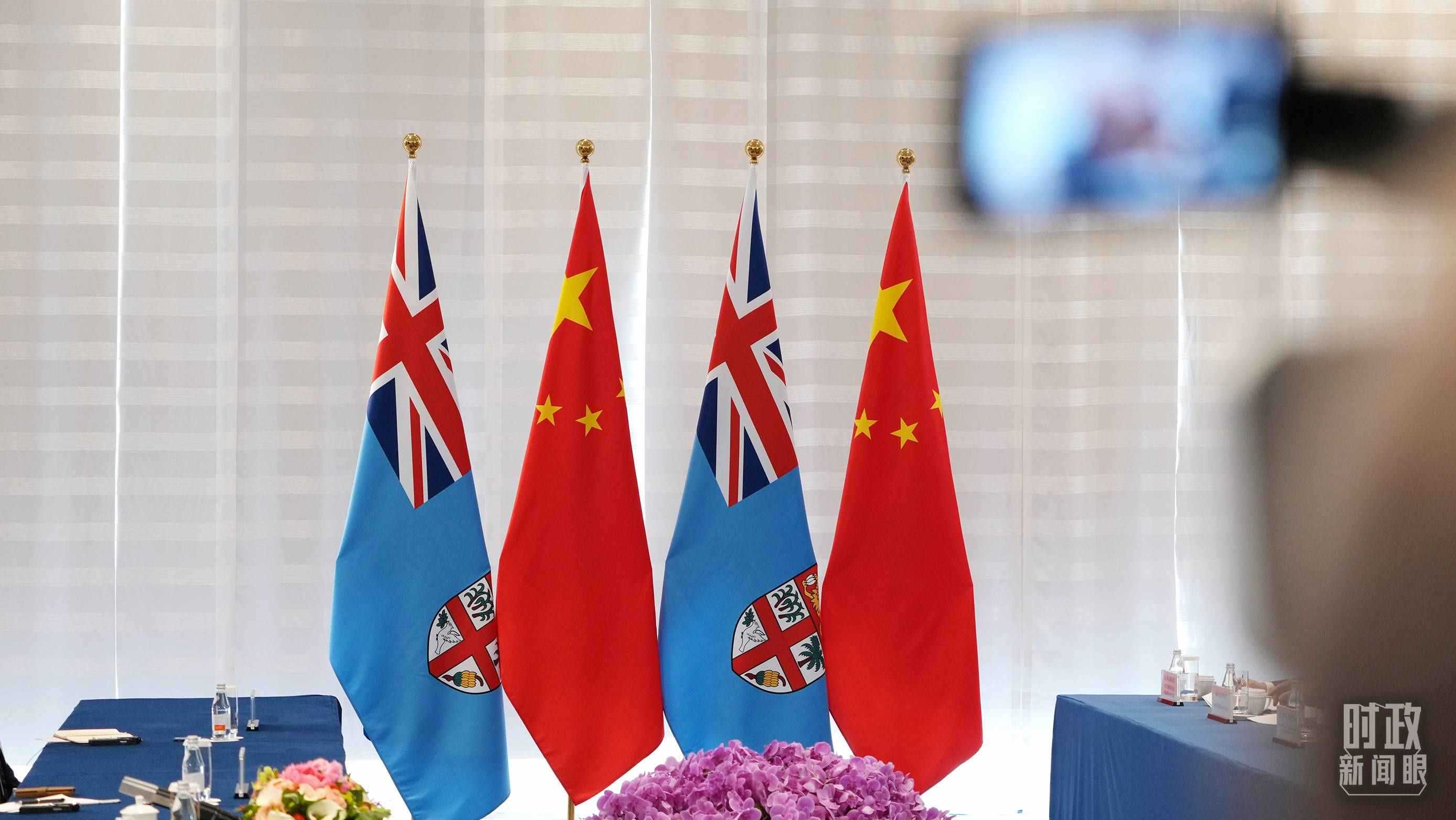 △會談現(xiàn)場的中斐兩國國旗。（總臺國廣記者李晉拍攝）