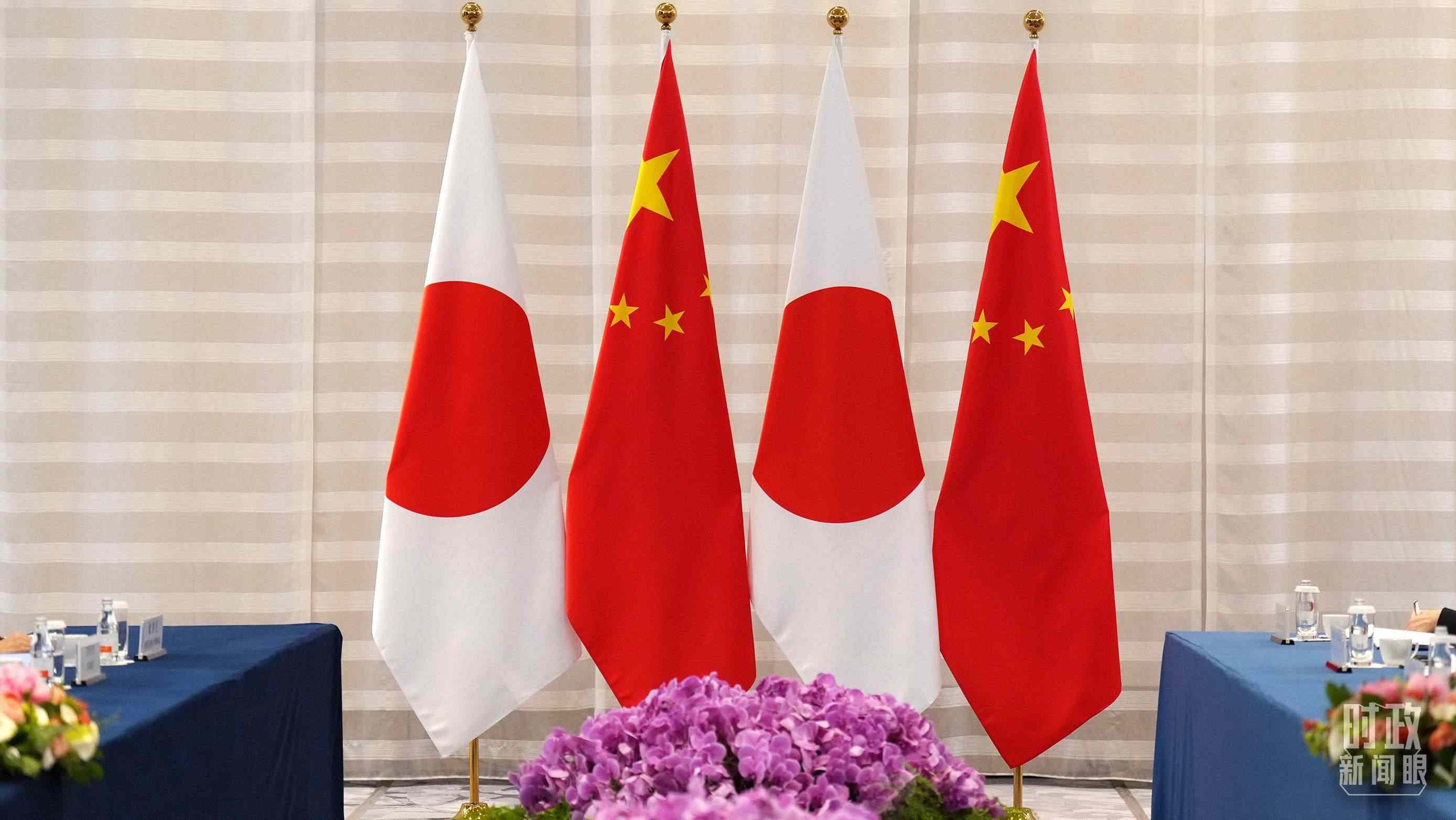 △會談現(xiàn)場的中日兩國國旗。（總臺國廣記者李晉拍攝）