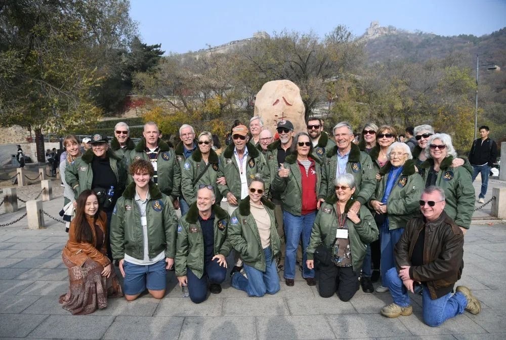 △2023年10月29日，飛虎隊(duì)老兵莫耶一行人在北京八達(dá)嶺長城合影留念。