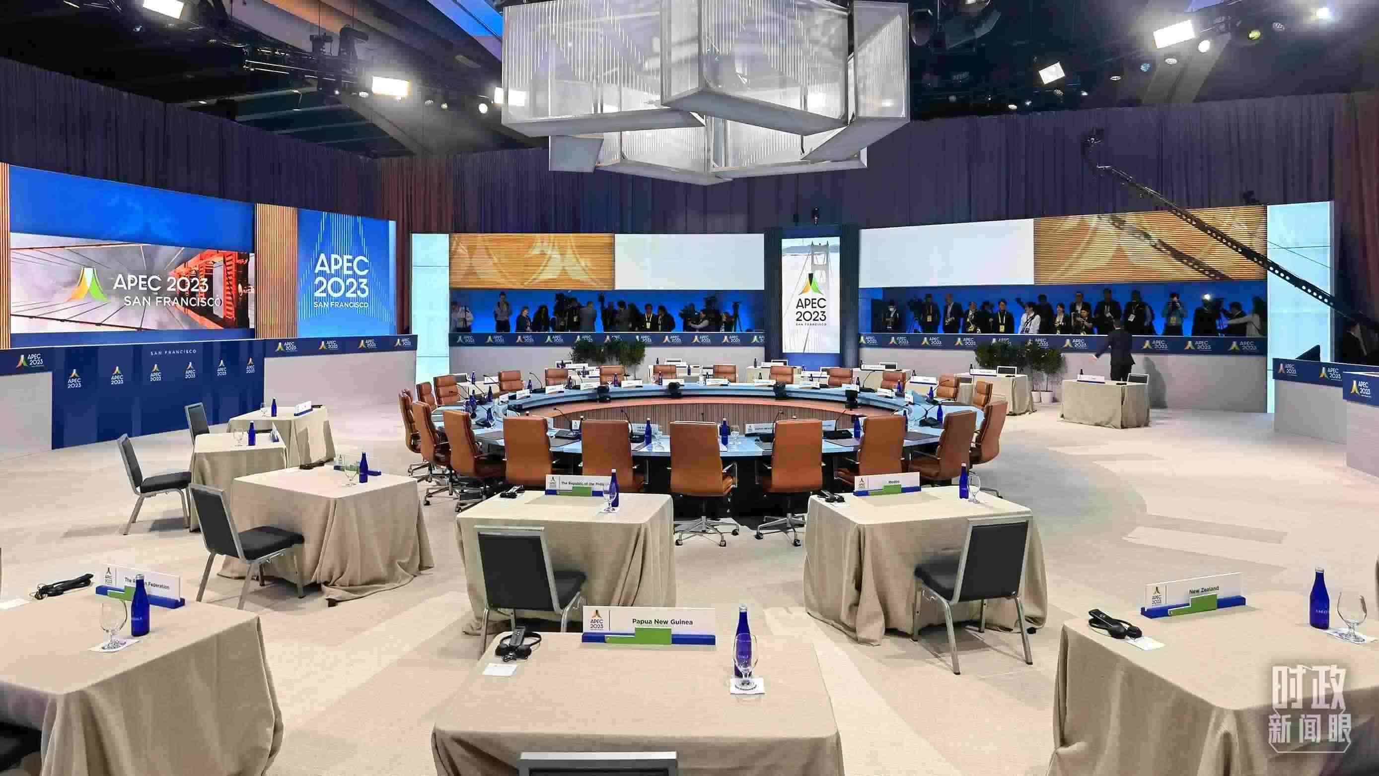 APEC第30次領(lǐng)導(dǎo)人非正式會(huì)議開始前的會(huì)場(chǎng)。（總臺(tái)央視記者石丞拍攝）