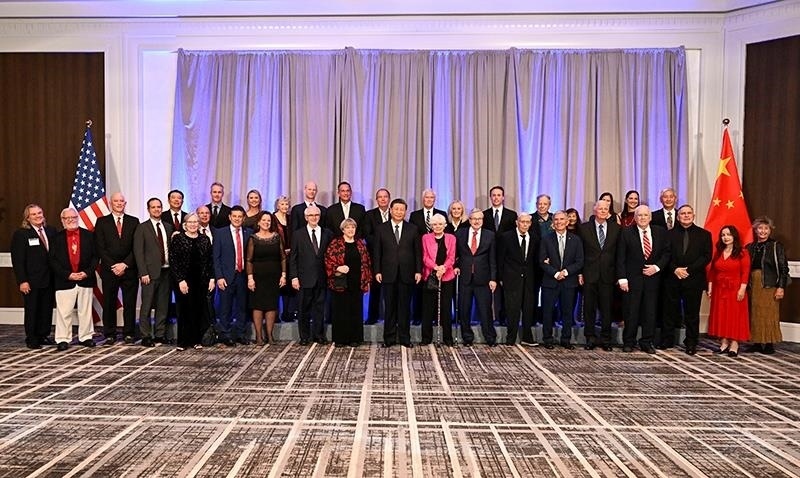 △當(dāng)?shù)貢r(shí)間11月15日晚，習(xí)近平主席在美國舊金山出席美國友好團(tuán)體聯(lián)合舉行的歡迎宴會(huì)。這是宴會(huì)開始前，習(xí)近平主席同友好人士代表親切交談并合影留念。