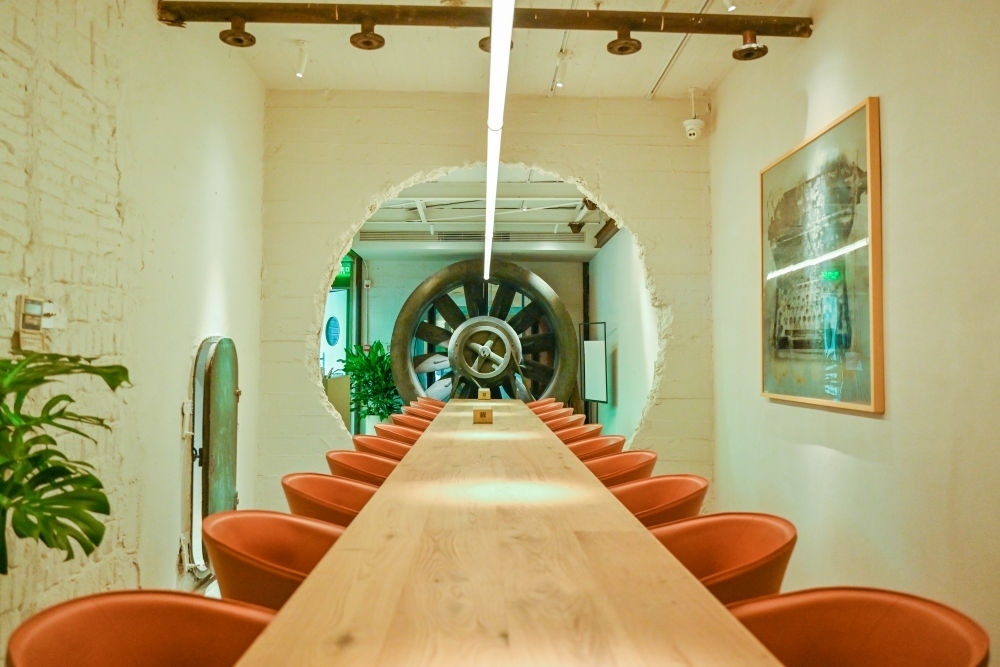 “絲聯(lián)166”園區(qū)內(nèi)保留工業(yè)遺存的咖啡館。（受訪者供圖）