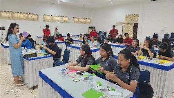 巴陵康孔子學(xué)院中方院長(zhǎng)朱敏霞講解中國(guó)的二十四節(jié)氣。主辦方供圖