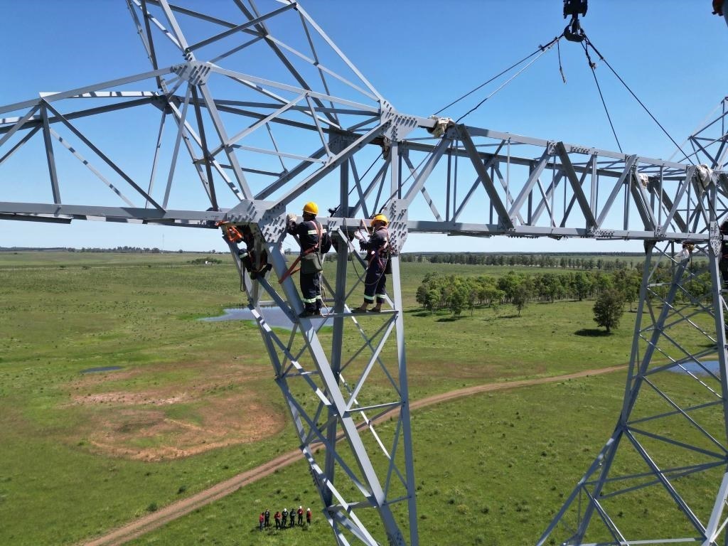 這是2023年11月15日拍攝的位于烏拉圭派桑杜省烏拉圭500千伏輸變電環(huán)網(wǎng)閉合項目施工現(xiàn)場。