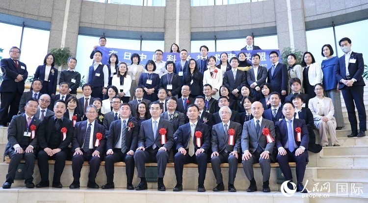 到場(chǎng)嘉賓與中國駐日本大使吳江浩合影留念。人民網(wǎng) 許可攝