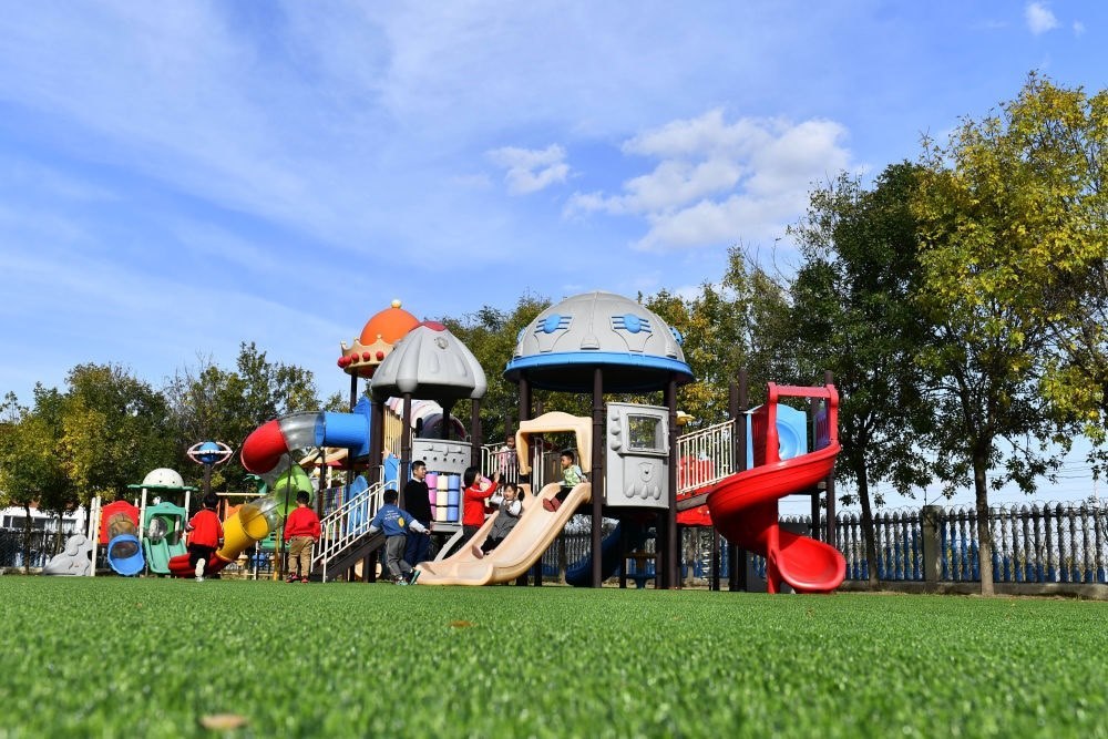 在山東省東營市墾利區(qū)楊廟社區(qū)幼兒園，孩子們在老師的帶領(lǐng)下進(jìn)行戶外活動（2021年10月19日攝）。新華社記者 郭緒雷 攝