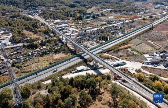 11月25日在麗江市境內(nèi)拍攝的即將開通的麗香鐵路（無人機(jī)照片）。