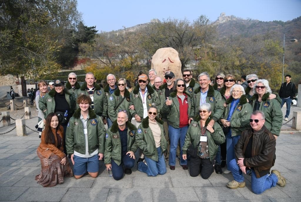 10月29日，飛虎隊老兵莫耶一行人在北京八達嶺長城合影留念。當日，美中航空遺產(chǎn)基金會訪華代表團成員陸續(xù)抵達北京。新華社記者任超攝