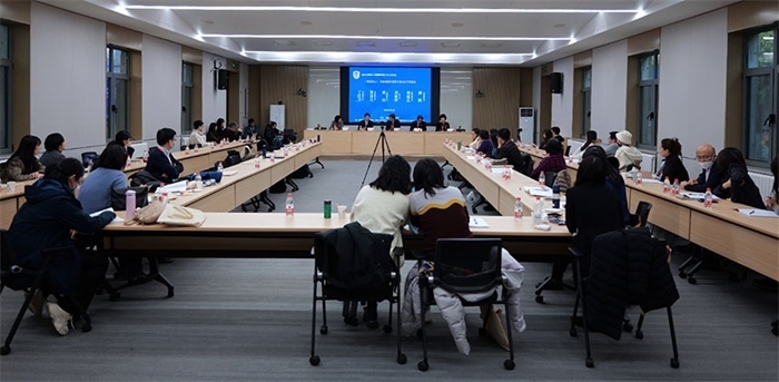 “區(qū)域國別學(xué)視角下的日語學(xué)科建設(shè)”圓桌論壇現(xiàn)場。主辦方供圖