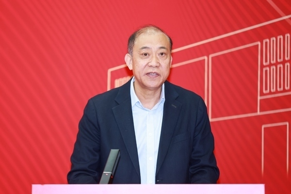 《教育踐悟錄》作者、中央財經(jīng)大學(xué)黨委書記何秀超。受訪者供圖