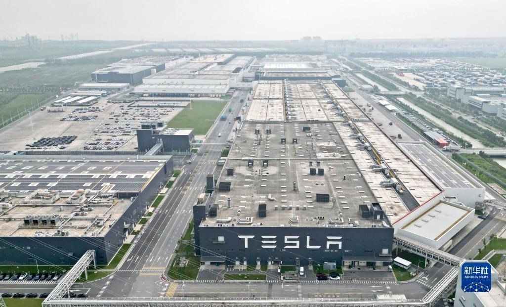 這是在中國(guó)（上海）自由貿(mào)易試驗(yàn)區(qū)臨港新片區(qū)拍攝的特斯拉上海超級(jí)工廠（2023年9月26日攝，無(wú)人機(jī)照片）。新華社記者 劉穎 攝