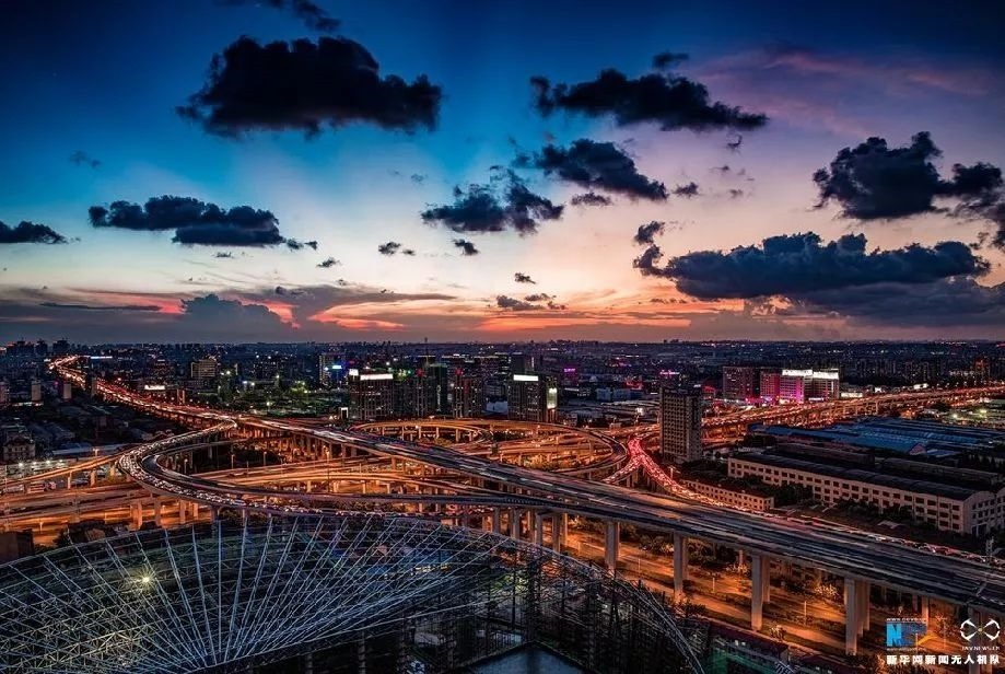 傍晚時刻的上海立交橋。新華網(wǎng)發(fā) 田橫 攝