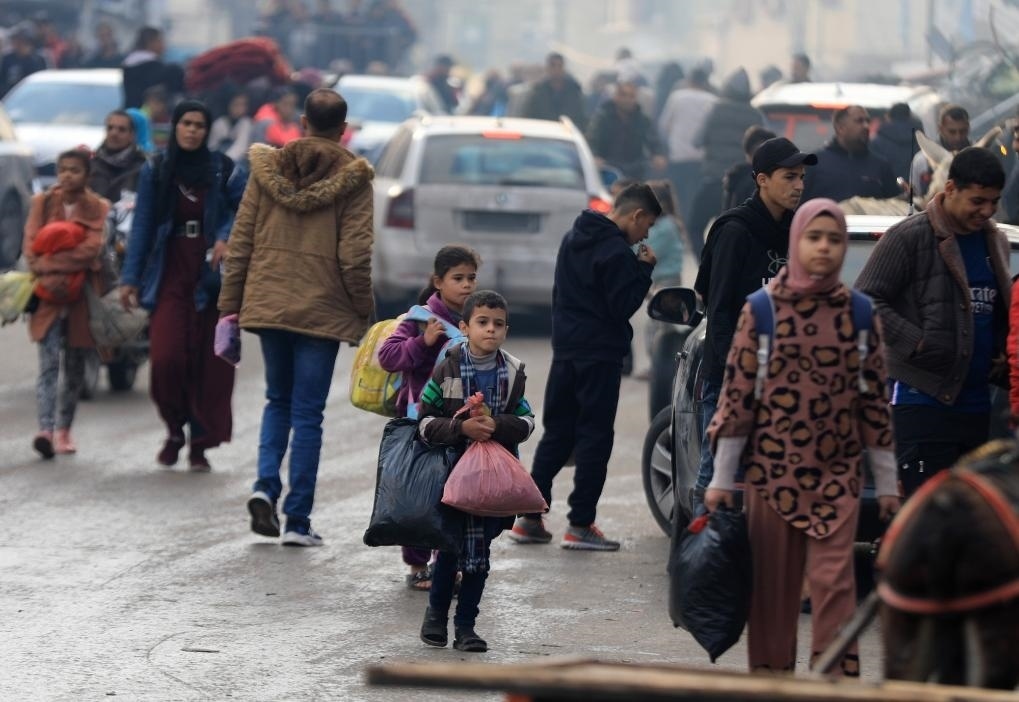 12月1日，在加沙地帶南部城市汗尤尼斯，人們?cè)谝攒娀謴?fù)軍事行動(dòng)后逃離家園。新華社發(fā)（亞西爾·庫迪攝）