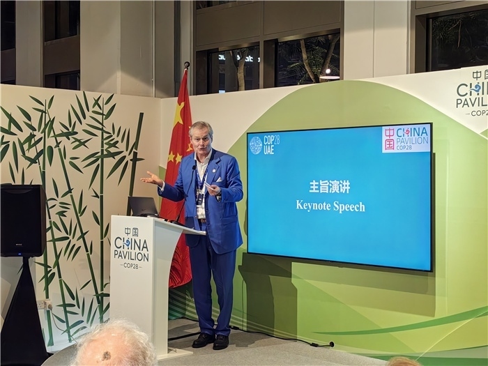 意大利都靈理工大學(xué)終身教授岡特·鮑利發(fā)言。COP28中國角供圖