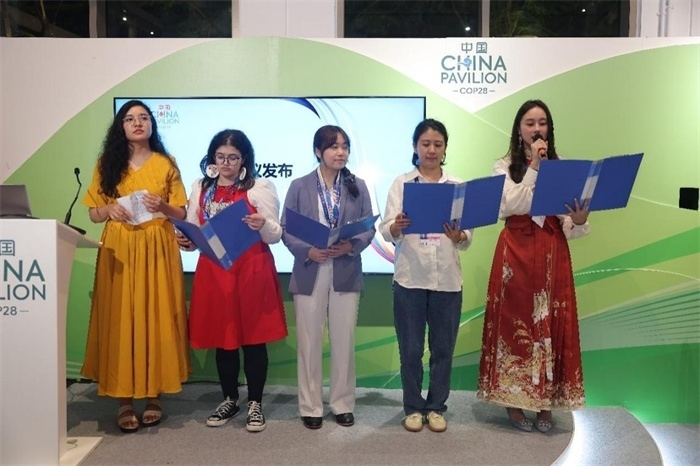 現(xiàn)場發(fā)布《“世界因你而美麗：應(yīng)對氣候變化的女性領(lǐng)導(dǎo)力”性別倡議》，COP28中國角供圖