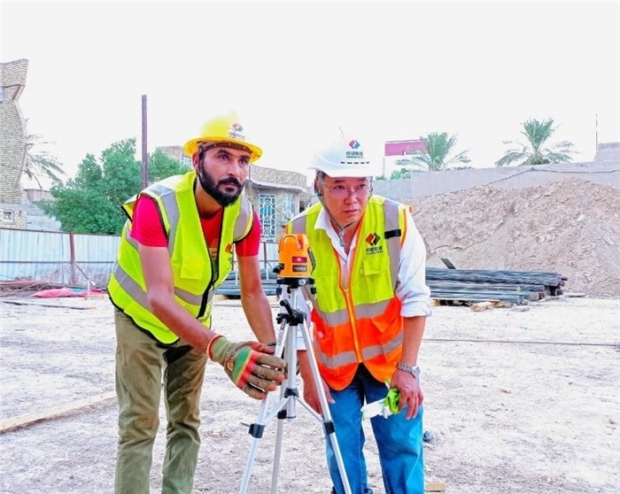 中伊工人在施工中。中國(guó)電建供圖
