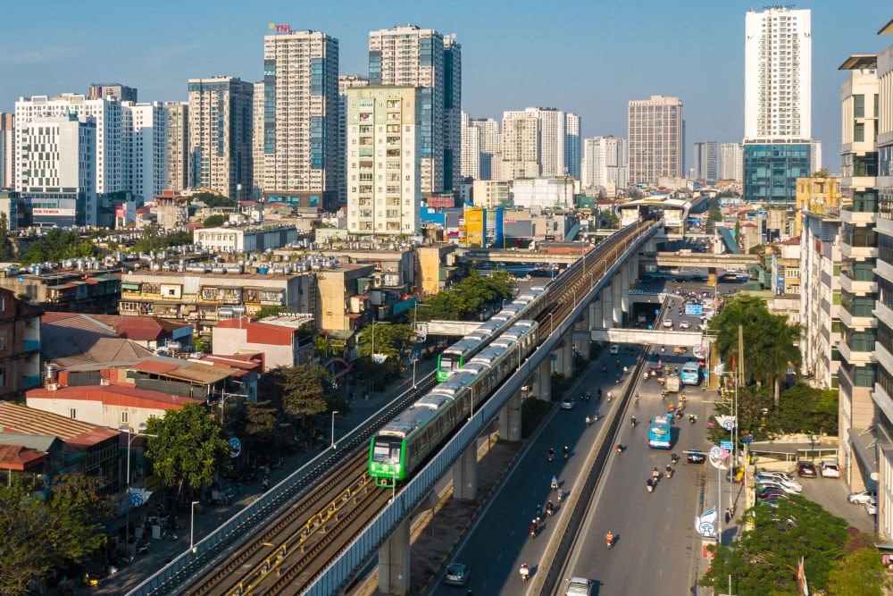 2021年12月1日，在越南首都河內(nèi)，列車在吉靈-河東輕軌線上行駛。新華社發(fā)（中鐵六局河內(nèi)輕軌項目部供圖）