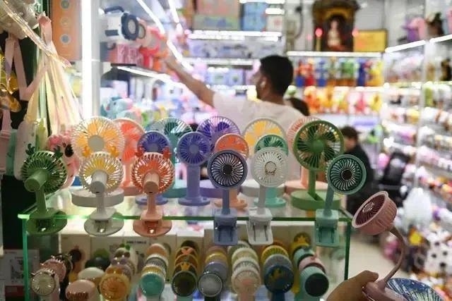 △近期，客商在浙江義烏國際商貿(mào)城采購商品。