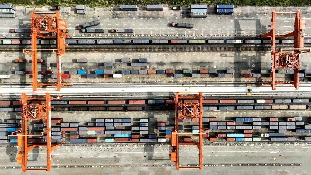 △2023年11月12日，火車在廣西欽州港碼頭裝運集裝箱。