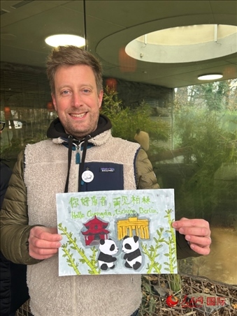 特別從法國趕來送別“夢想”“夢圓”的專業(yè)級熊貓粉絲 Pouille先生和此次征集的兒童作品。人民網(wǎng)記者 徐馨攝
