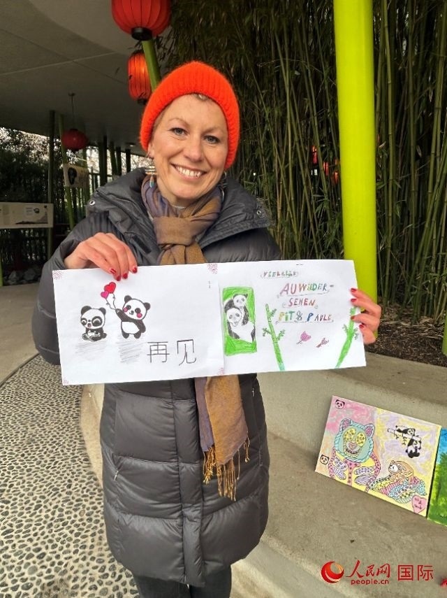 桑德拉和德國小朋友們的作品。右圖寫著“祝福好運，再見 Pit和Paule（“夢想”“夢圓”的德語名字）”。人民網(wǎng)記者 徐馨攝