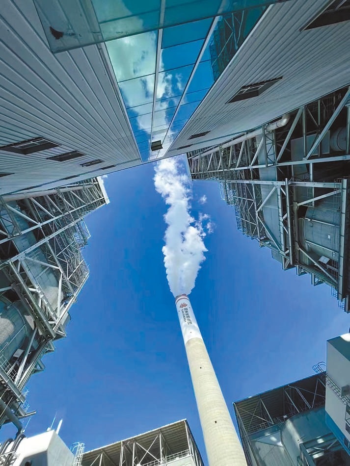  綠色低碳 近日，來自10余個國家的國際青年跟隨“世界青年能源行”活動走進國家能源集團江蘇泰州電廠。作為亞洲最大火電二氧化碳捕集、利用與封存項目，該項目每年可捕集消納二氧化碳50萬噸。 美國籍演員、主持人 史蒂文·韋德斯攝 “走在電廠里，體驗各種高科技，真切感受到中國在清潔能源方面發(fā)展迅速，許多技術(shù)走在了世界前列?！? /></p> <p style=