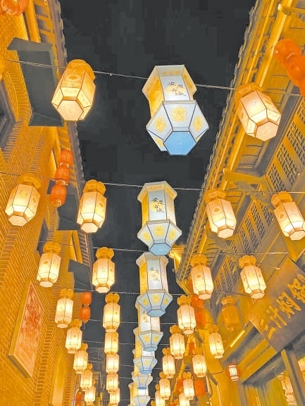  古城新韻 位于安徽安慶市安慶古城的倒扒獅歷史文化街區(qū)依江而建，在保留歷史建筑的同時，引入產(chǎn)業(yè)新業(yè)態(tài)，激發(fā)歷史文化街區(qū)活力，吸引了眾多游客前來游玩。 韓國籍視頻博主 金峻范攝