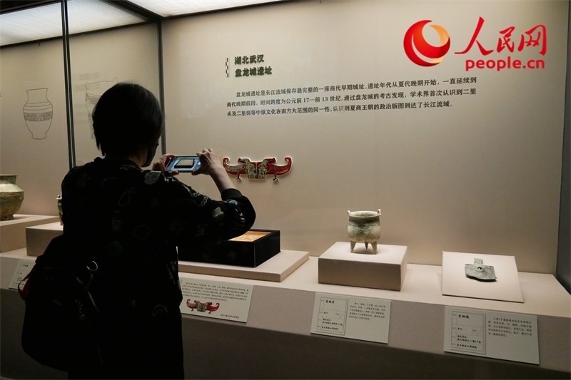 今年9月，觀眾正在參觀“鑒往知遠(yuǎn)——新時(shí)代考古成果展”。人民網(wǎng)記者 韋衍行攝