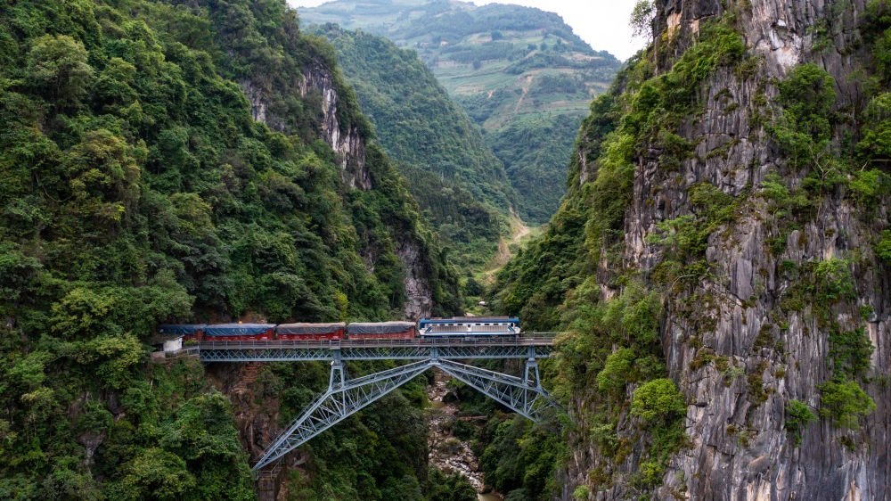 2023年6月20日，一列火車駛過(guò)人字橋。
