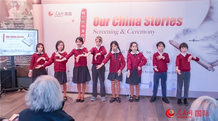 肯辛頓韋德預(yù)備學(xué)校小學(xué)生表演。人民網(wǎng) 郭錦標(biāo)攝