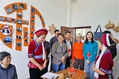  在大理法院喜洲法庭，代表們與“金花調(diào)解員”共同探討民族特色調(diào)解工作方法。