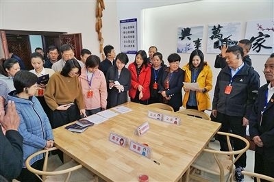  在劍川法院家事調(diào)解室內(nèi)，該院制作的《離婚證明書》引起了代表們的關(guān)注。