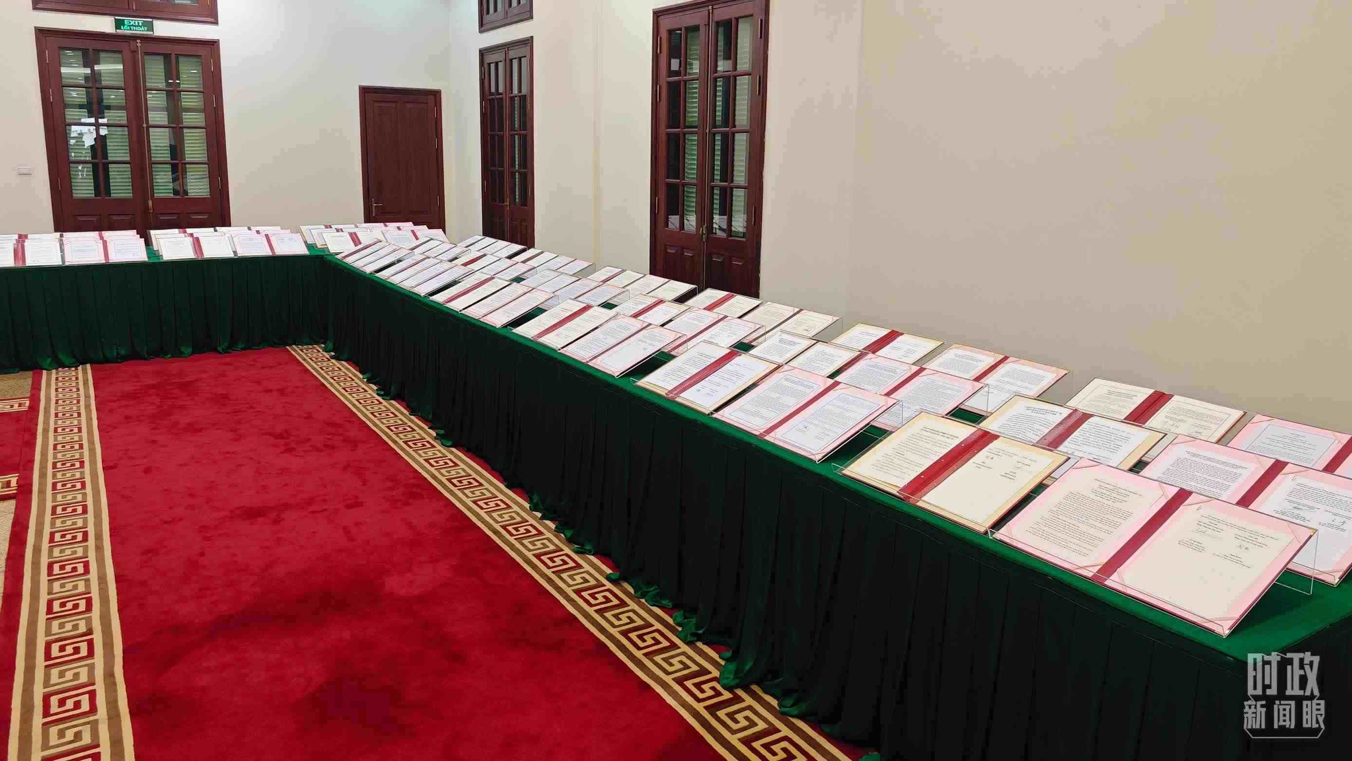 △會(huì)談后，兩黨總書(shū)記共同見(jiàn)證雙方簽署的雙邊合作文件展示，涵蓋共建“一帶一路”等30多個(gè)領(lǐng)域。（總臺(tái)央視記者耿小龍拍攝）