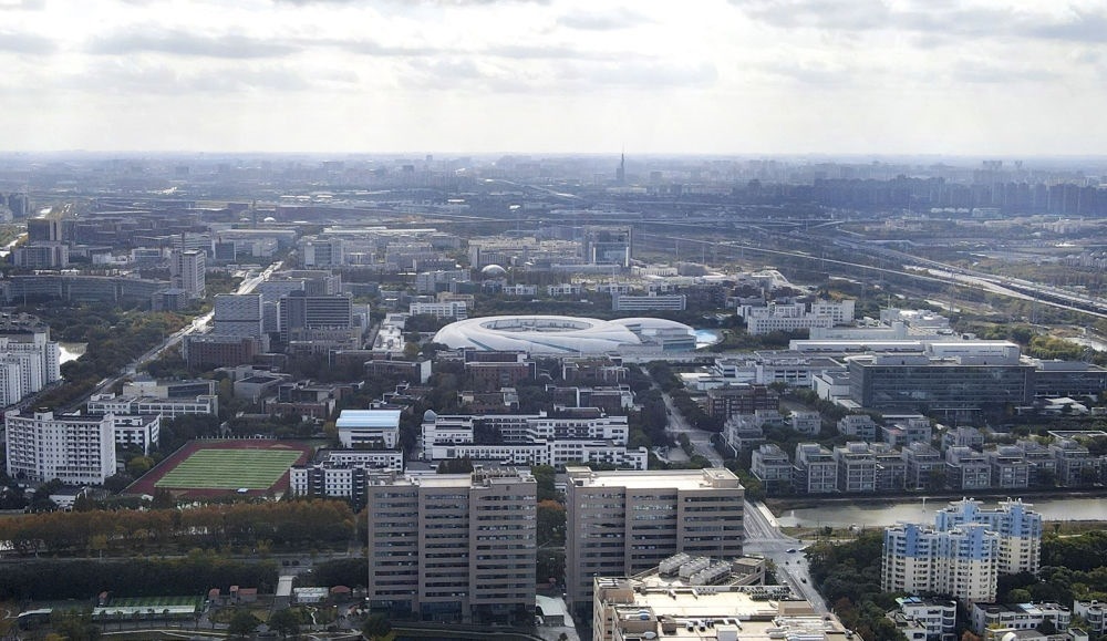 這是2023年11月25日在上海浦東新區(qū)張江科學(xué)城拍攝的形如鸚鵡螺的大科學(xué)裝置上海光源（中）（無人機(jī)照片）。新華社記者 方喆 攝