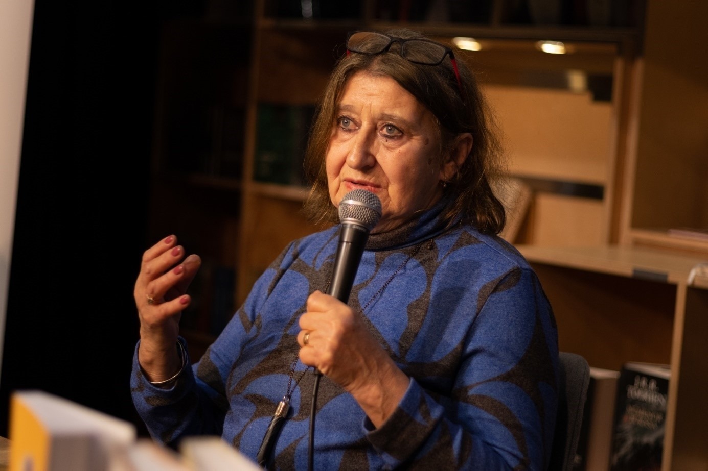 埃娃介紹作品。摩爾多瓦尼·巴爾納巴斯攝