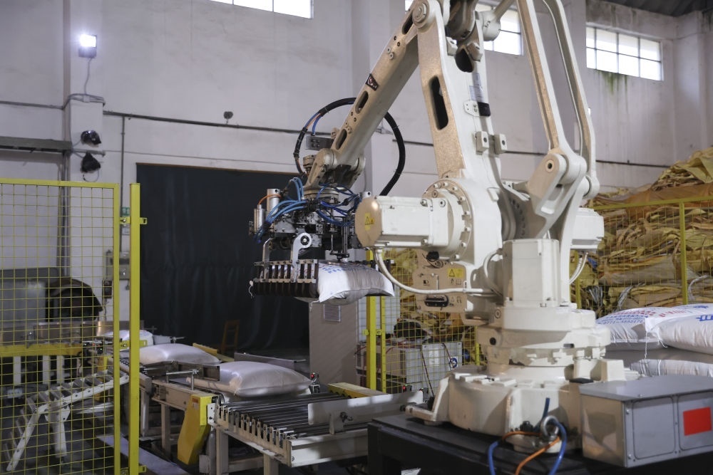 12月14日，在廣西來賓東糖鳳凰有限公司，機械臂在廠房碼放白砂糖成品。