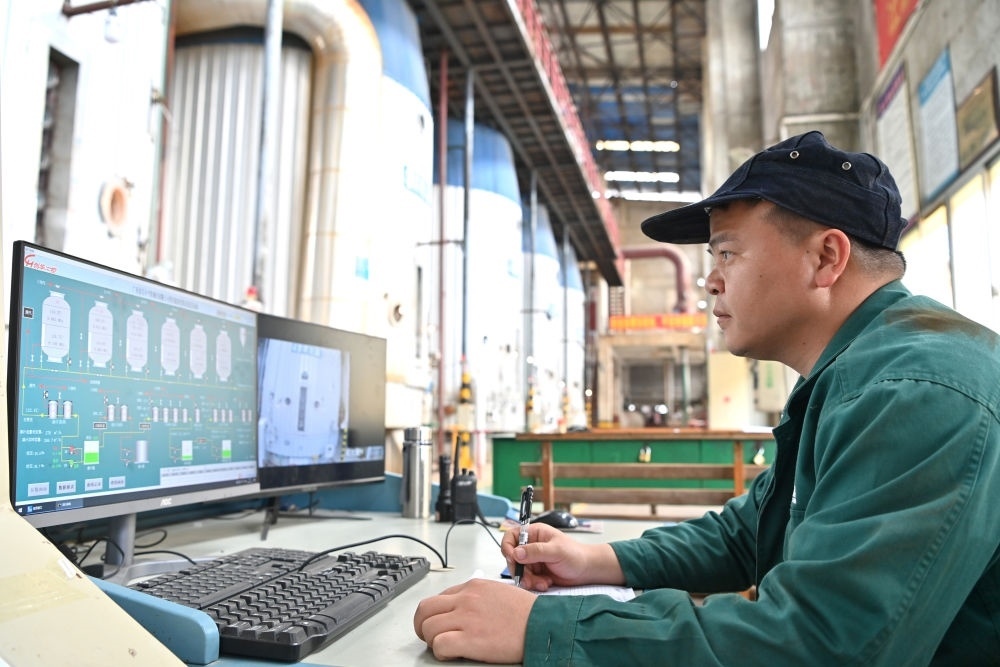 12月12日，工作人員在廣西來賓小平陽湘桂制糖有限公司監(jiān)控蒸發(fā)系統(tǒng)。