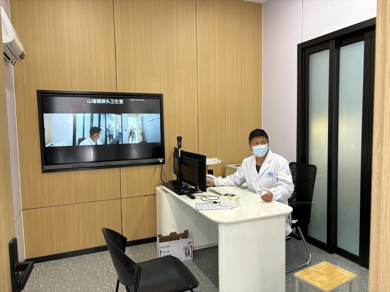 　　村里的值班醫(yī)生在線上連接三甲醫(yī)院的醫(yī)生對患者進(jìn)行會診。