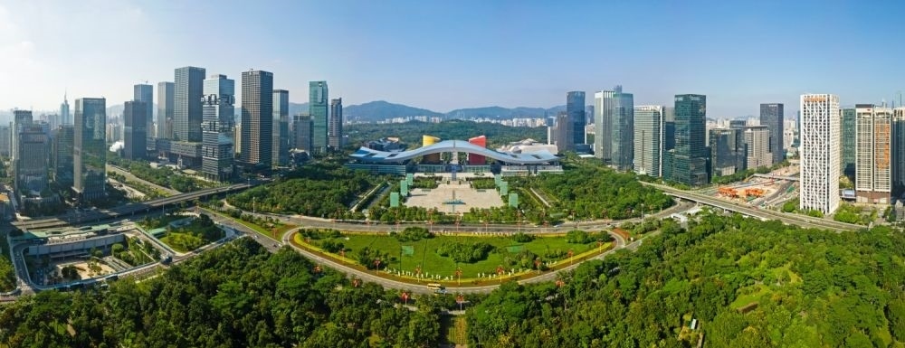 這是在廣東省深圳市拍攝的深圳市民中心和蓮花山公園一線（2020年10月2日攝，無人機照片）。新華社記者 梁旭 攝